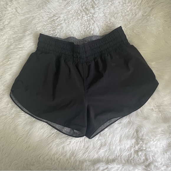 Lululemon choose a side reversible shorts - Picture 3 of 5